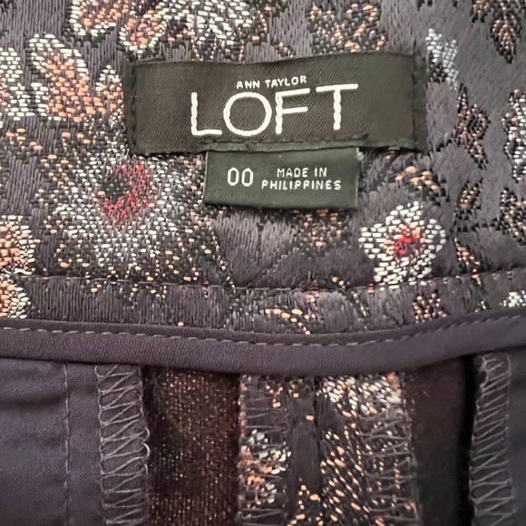Ann Taylor LOFT Brocade Floral Shorts Size 00 - Picture 3 of 3